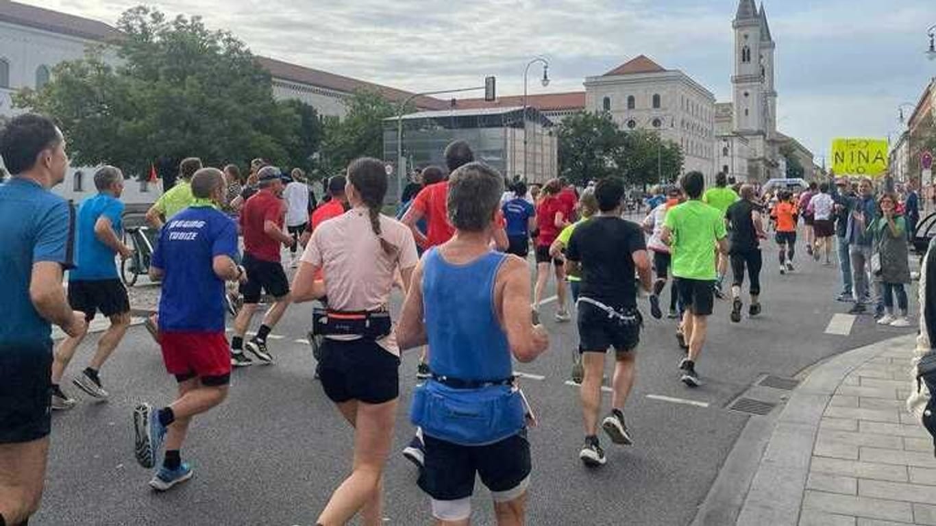 Läufer beim 37. München Marathon: 42,195 Kilometer mussten bewältigt werden. Nicht alles lief glatt bei einigen Spitzenathleten.