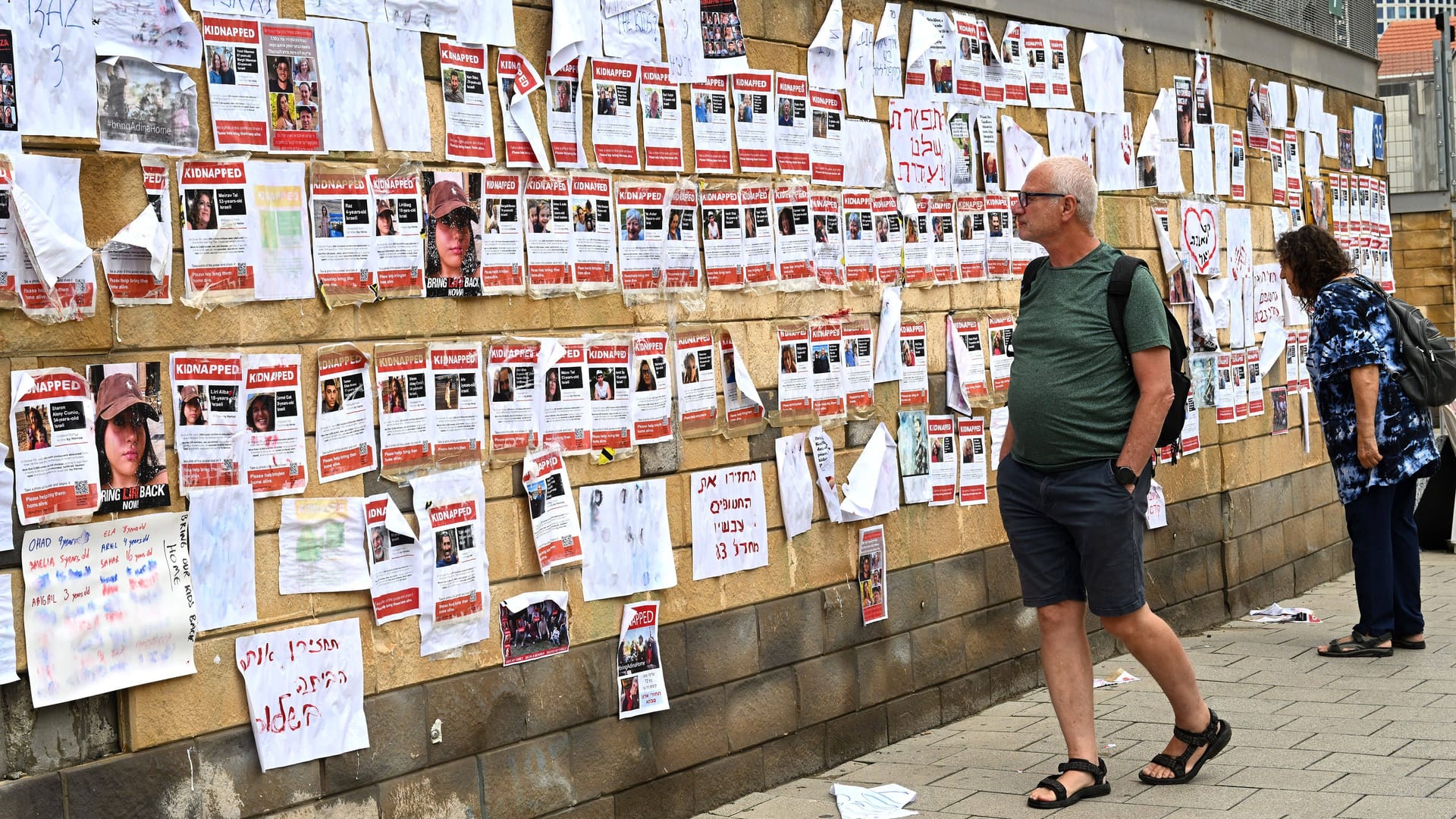 Bilder von entführten Menschen am Hauptquartier der israelischen Armee: Viele von ihnen befinden sich vermutlich in der Gewalt der "Schatteneinheit" der Hamas.