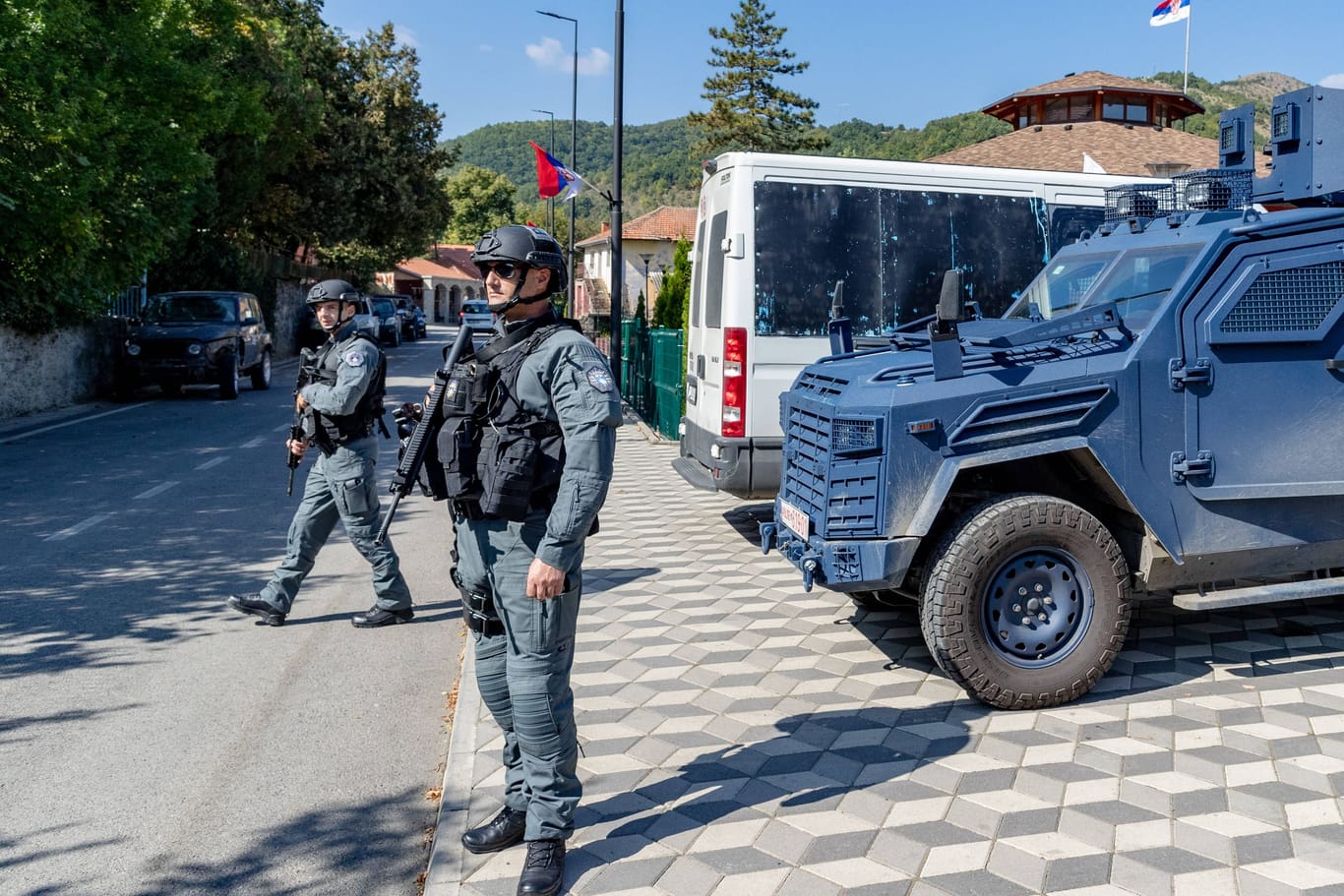 Kosovarische Polizisten sichern einen Grenzübergang zu Serbien (Archivbild): Nach dem letzten Zwischenfall haben sich die Beziehungen beider Länder wieder deutlich verschlechtert.