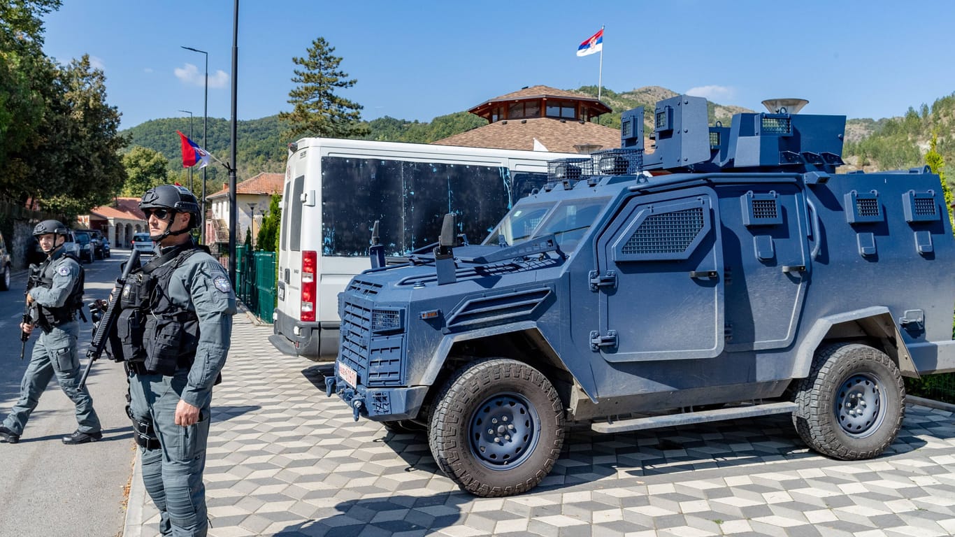 Kosovarische Polizisten sichern einen Grenzübergang zu Serbien (Archivbild): Nach dem letzten Zwischenfall haben sich die Beziehungen beider Länder wieder deutlich verschlechtert.