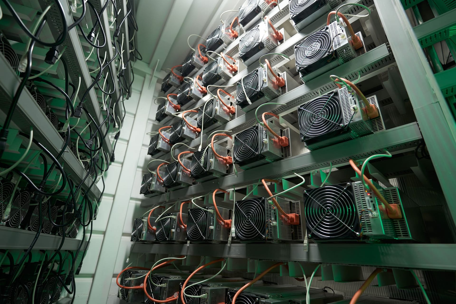 Serverfarm für das Mining von Bitcoins