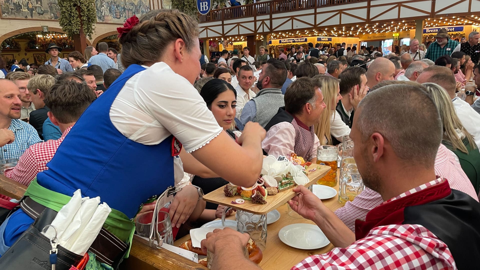 Die Kellnerin mit Gästen: "Es ist wichtig, dass man Grenzen setzt."