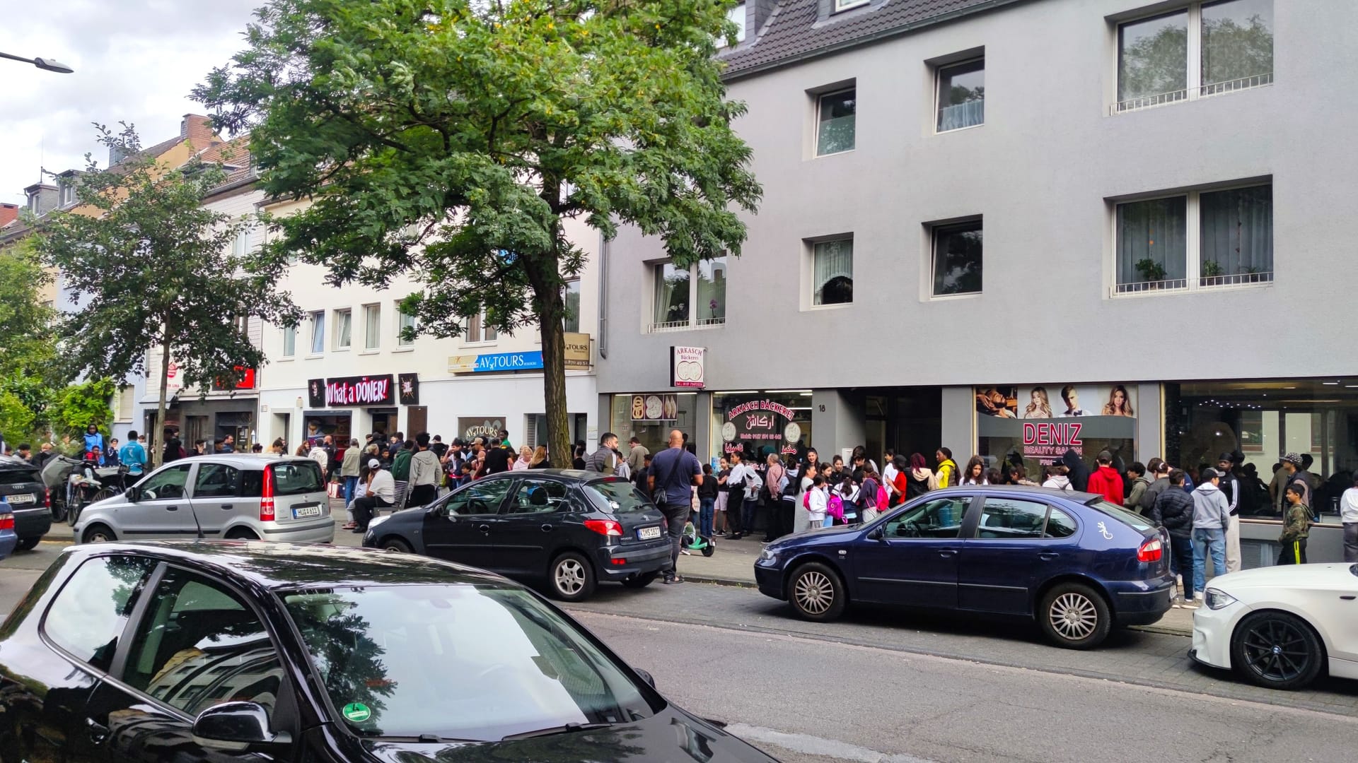 Die Warteschlange for "What a Döner" in Köln-Vingst.