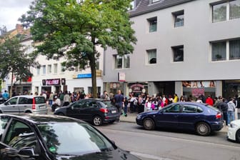 Die Warteschlange for "What a Döner" in Köln-Vingst.