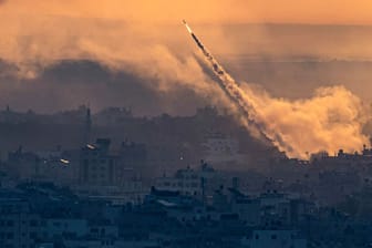 Raketen aus dem Gazastreifen werden abgefeuert: Die Hamas greift Israel an.