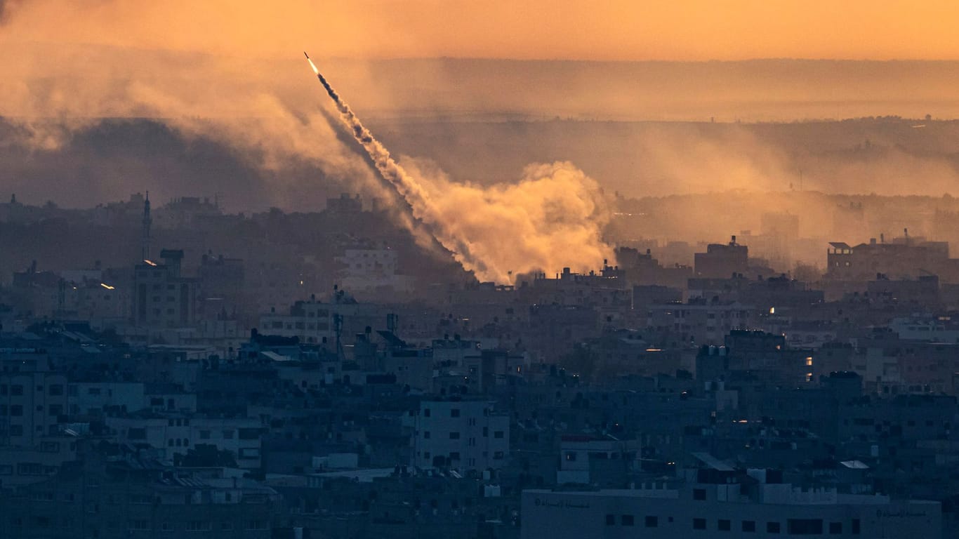 Raketen aus dem Gazastreifen werden abgefeuert: Die Hamas greift Israel an.