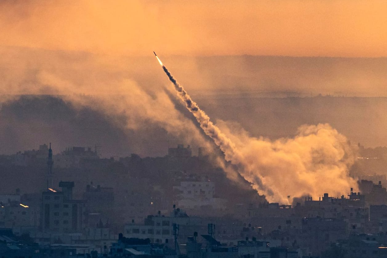 Raketen aus dem Gazastreifen werden abgefeuert: Die Hamas greift Israel an.