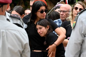 Trauernde Angehörige am Militärfriedhof in Jerusalem: "Das Ziel war eindeutig, so viele Menschen zu töten wie möglich."