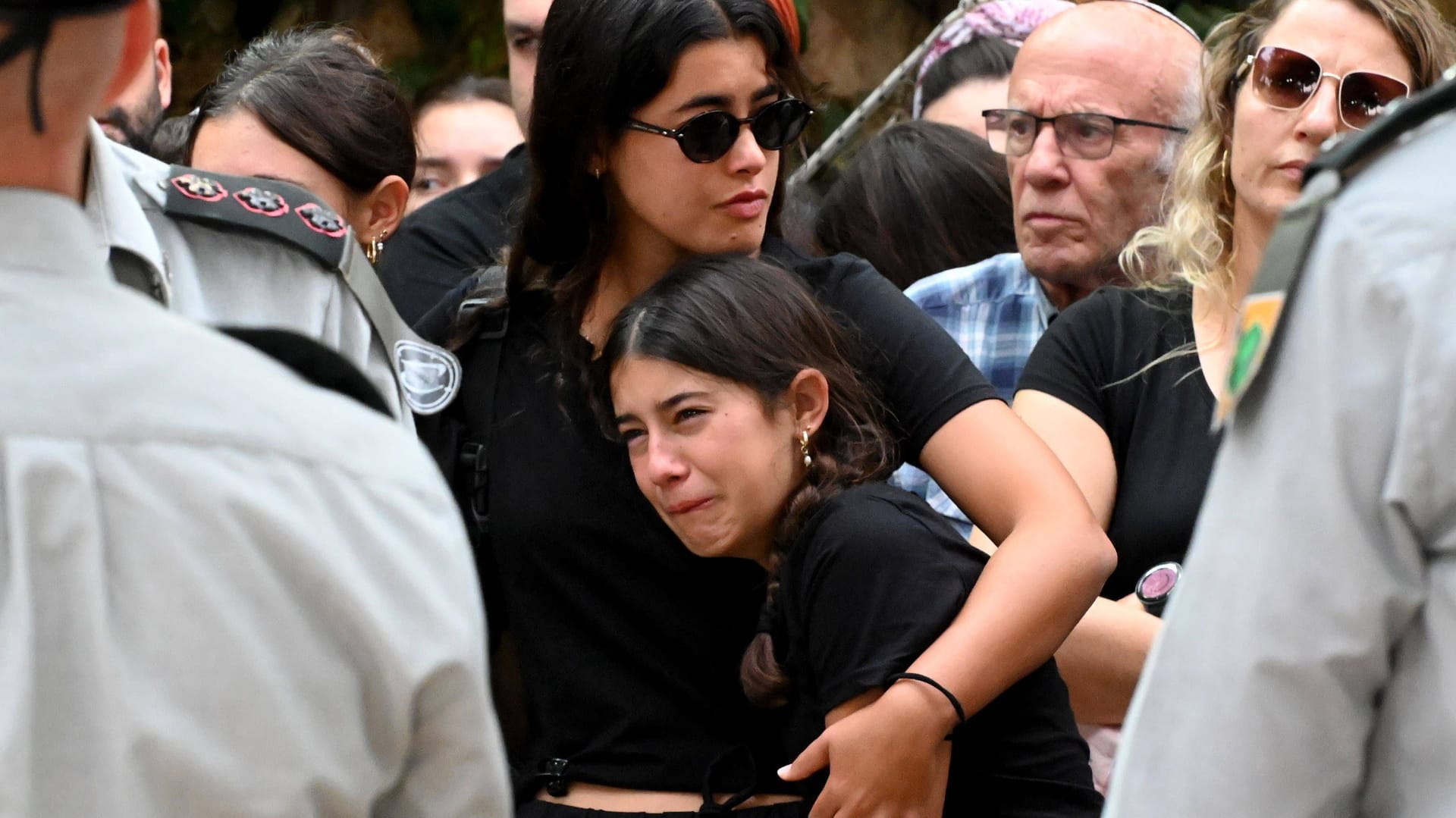 Trauernde Angehörige am Militärfriedhof in Jerusalem: "Das Ziel war eindeutig, so viele Menschen zu töten wie möglich."