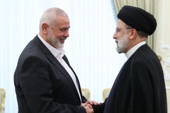Hamas-Chef Ismail Hanija zu Besuch beim iranischen Präsidenten Ibrahim Raisi in Teheran (Archivbild): Der Iran ist einer der größten Geldgeber der Terrororganisation.