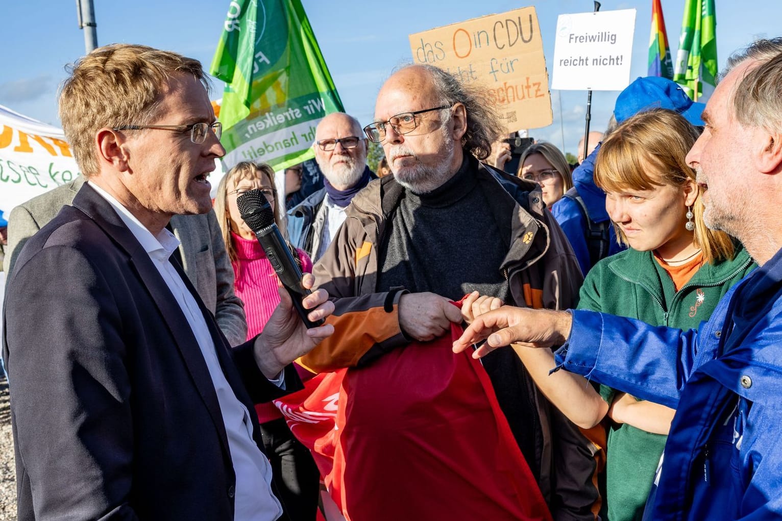 Daniel Günther (CDU) am Donnerstag im Streitgespräch mit Klima-Demonstranten.