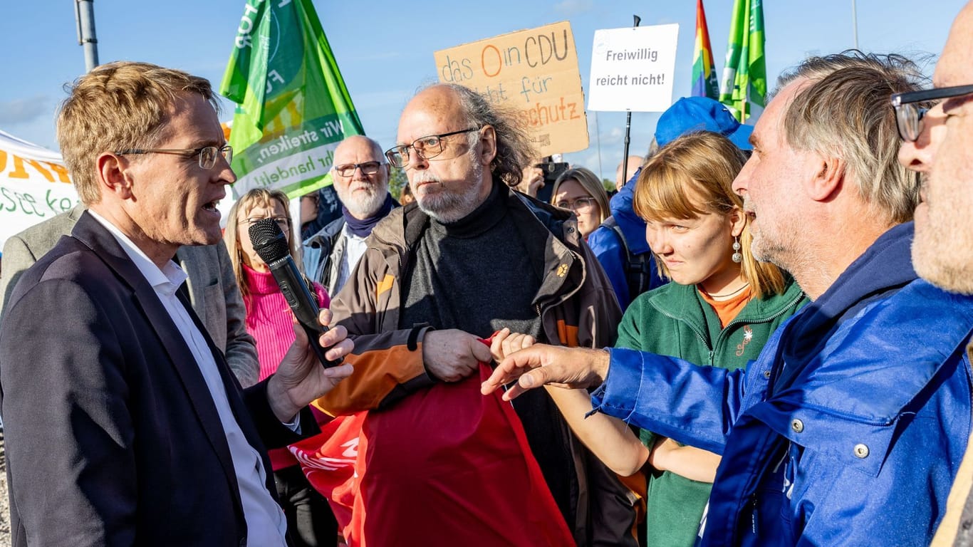 Daniel Günther (CDU) am Donnerstag im Streitgespräch mit Klima-Demonstranten.