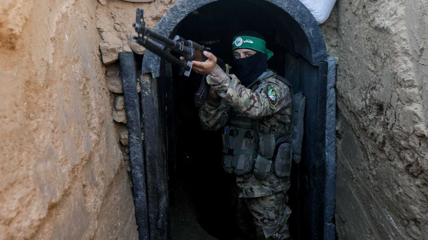 Ein Hamas-Terrorist posiert vor einem Tunneleingang im Gazastreifen (Archivbild).