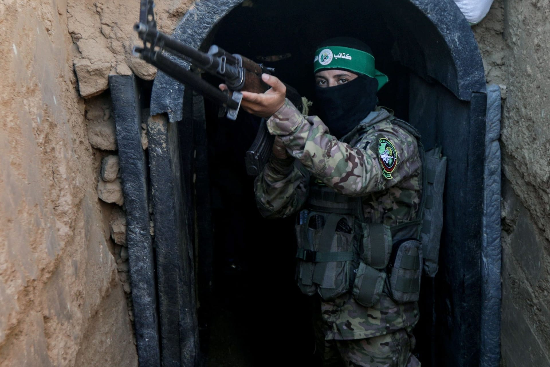 Ein Hamas-Terrorist posiert vor einem Tunneleingang im Gazastreifen (Archivbild).