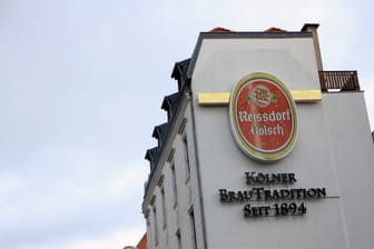 Eine Werbung für das Bier Reissdorf Kölsch (Symbolbild): Das Brauhaus Reissdorf am Hahnentor solidarisiert sich mit ehemaligen DuMont-Mitarbeitern.