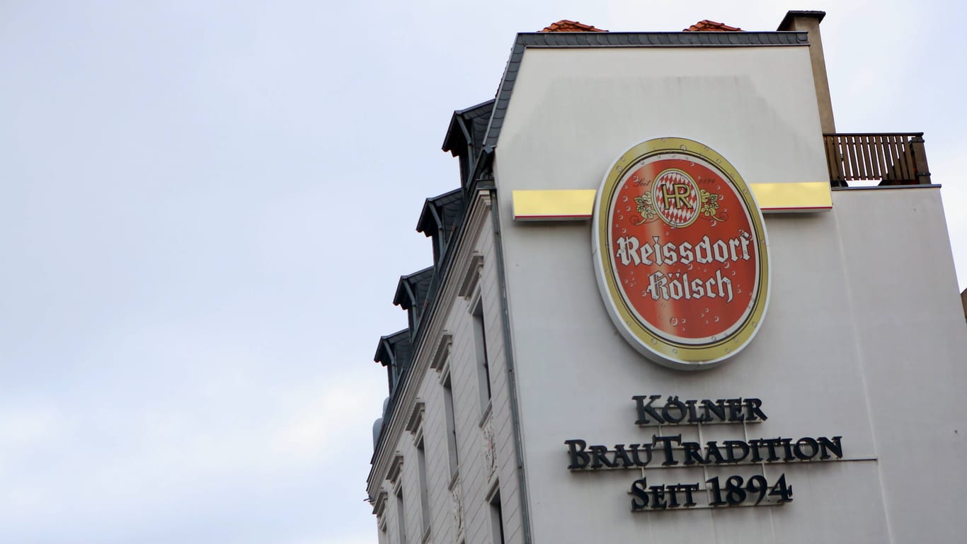 Eine Werbung für das Bier Reissdorf Kölsch (Symbolbild): Das Brauhaus Reissdorf am Hahnentor solidarisiert sich mit ehemaligen DuMont-Mitarbeitern.