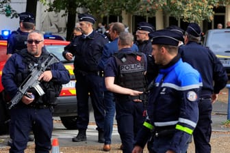 Polizisten in Arras: Ein Mann soll in einer Schule einen Lehrer erstochen haben.