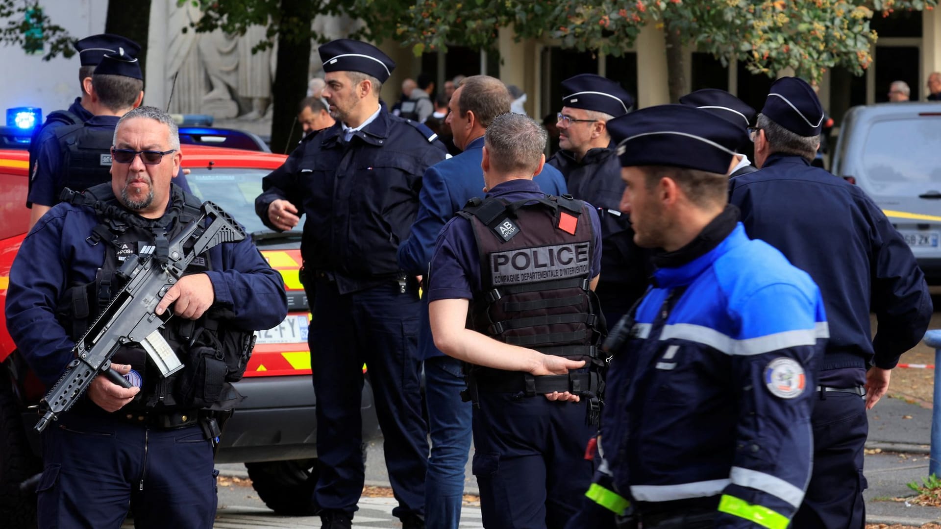 Polizisten in Arras: Ein Mann soll in einer Schule einen Lehrer erstochen haben.