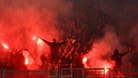 Fans mit Pyrotechnik während der Champions-League-Partie am Abend in Dortmund.