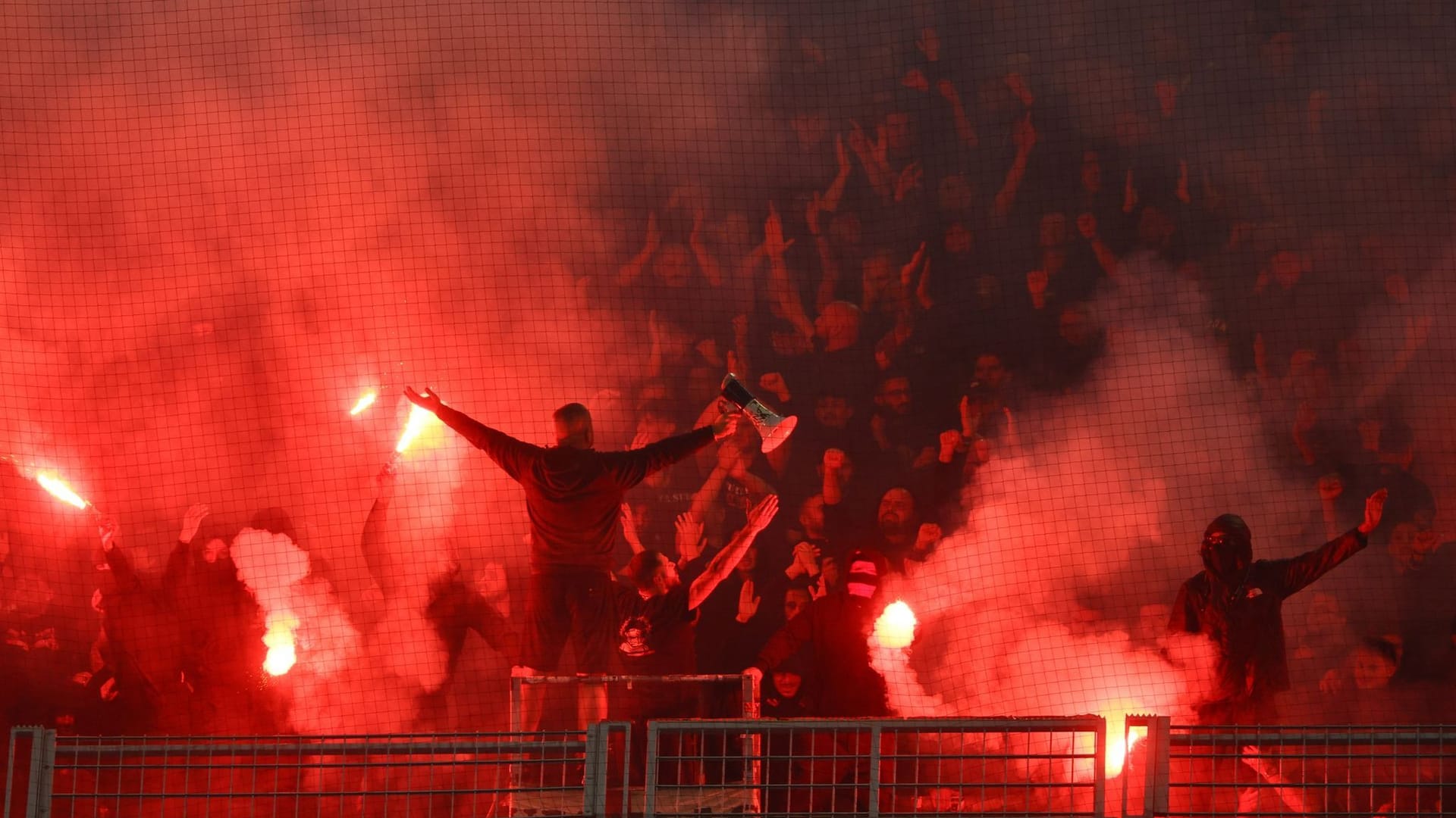 Fans mit Pyrotechnik während der Champions-League-Partie am Abend in Dortmund. Fans mit Pyrotechnik während der Champions-League-Partie am Abend in Dortmund.