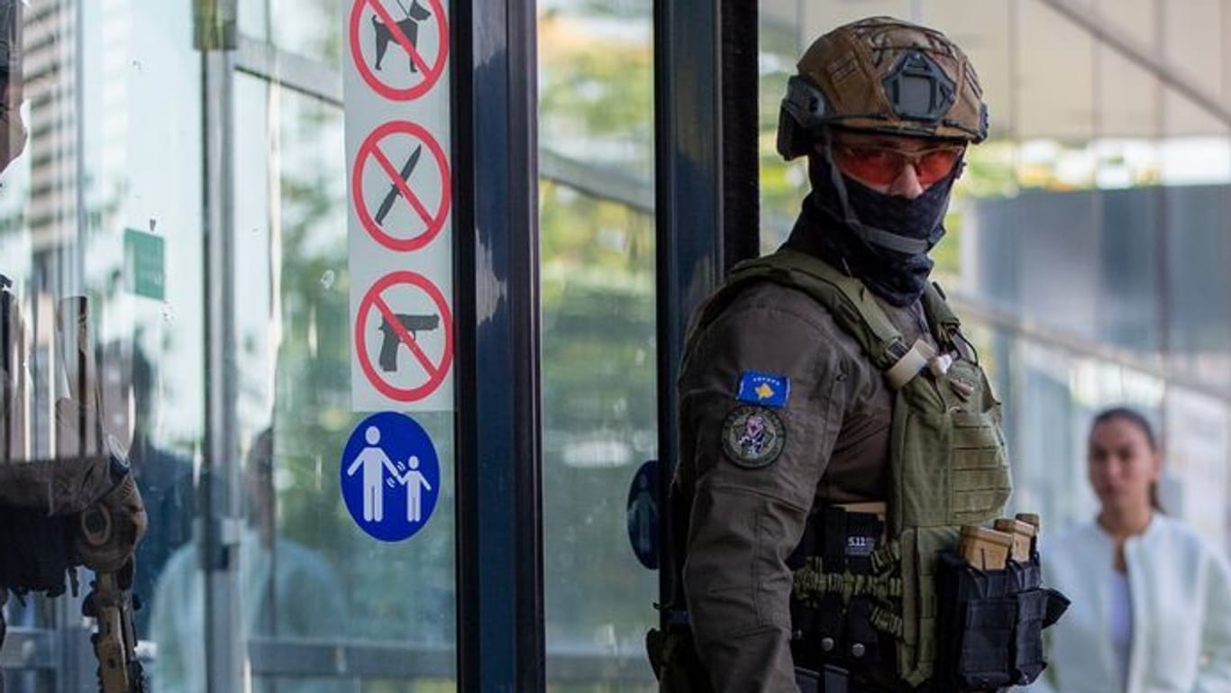 Kosovo, Pristina: Angehörige der Spezialeinheit der kosovarischen Polizei sichern den Bereich um das Gericht während einer Sitzung gegen einen der festgenommenen serbischen Staatsbürger.