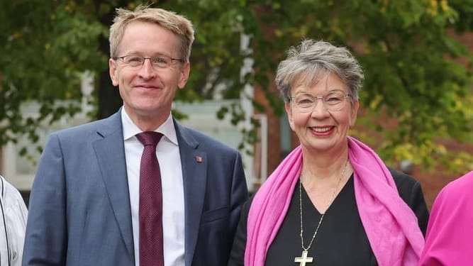 Daniel Günther (l) und Kristina Kühnbaum-Schmidt, Landesbischöfin der evangelisch-lutherischen Nordkirche, bei der Einheitsfeier: Der Ministerpräsident sprach von einem "verstörenden Gefühl" bezüglich Schröder.