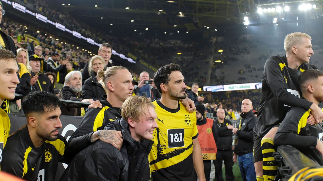 Die BVB-Stars nach dem Spiel gegen Bremen: Sie posierten mit Anhänger Marcel.