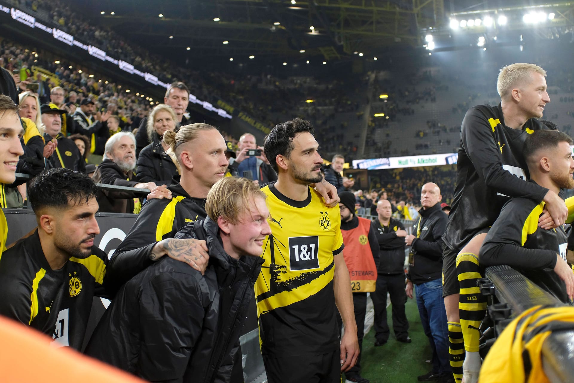 Die BVB-Stars nach dem Spiel gegen Bremen: Sie posierten mit Anhänger Marcel.