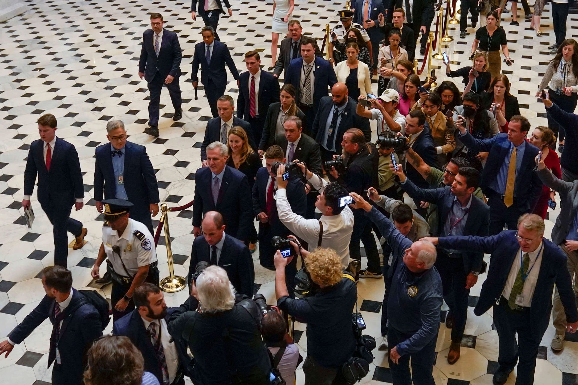 Kevin McCarthy umringt von Reportern, als er das Parlament verlässt.