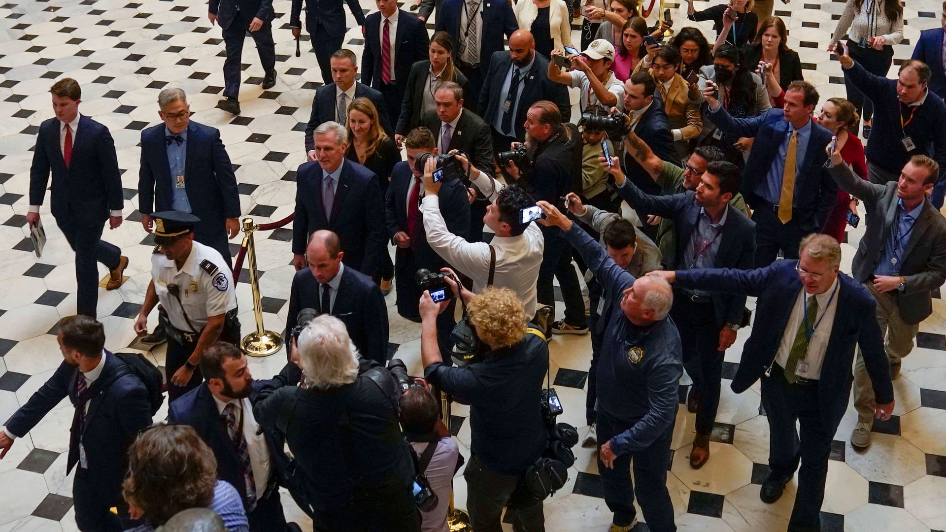 Kevin McCarthy umringt von Reportern, als er das Parlament verlässt.