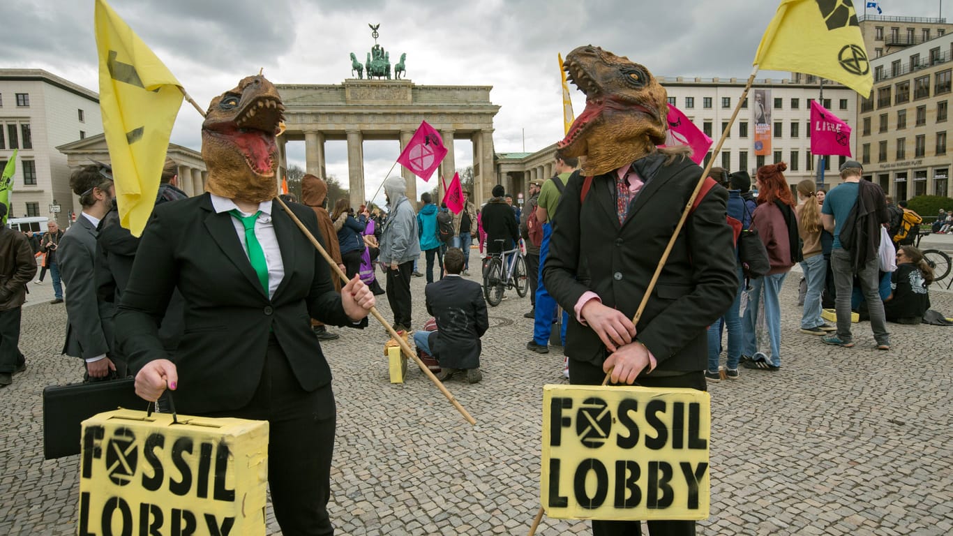 Klimaaktivisten von Extinction Rebellion bei einer Demonstration vor dem Brandenburger Tor (Archivbild):