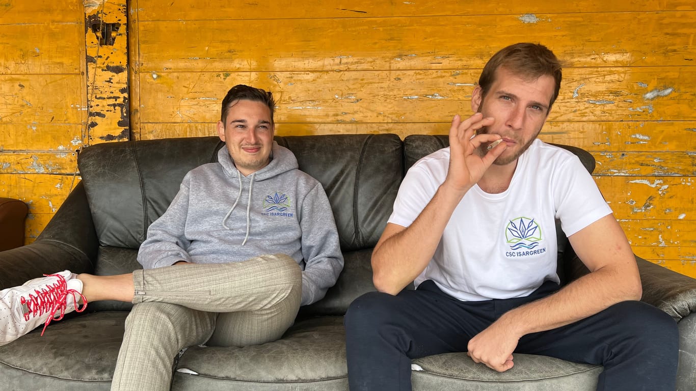 Luca Bartosch (links) und Philip Jendros sind die Gründer des "Cannabis Social Club Isargreen": Mit ihrem Verein möchten sie schnellstmöglich durchstarten.