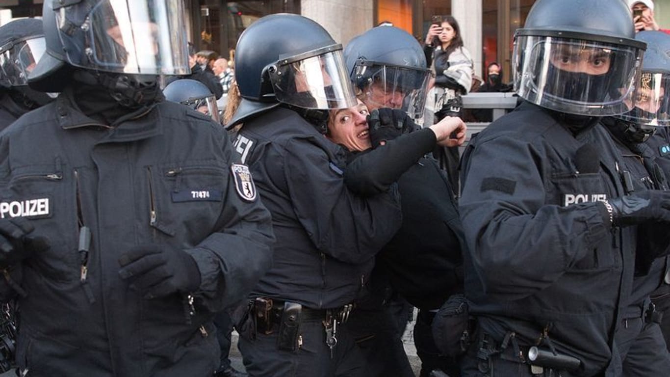 Polizisten in Formation: Festnahme bei einer verbotenen propalästinensischen Demonstration in Berlin.