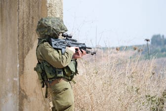 Ein israelischer Soldat bewacht die Grenze zum Libanon: Nach dem Terrorangriff der Hamas fürchtet die israelische Armee auch Angriffe der Hisbollah.