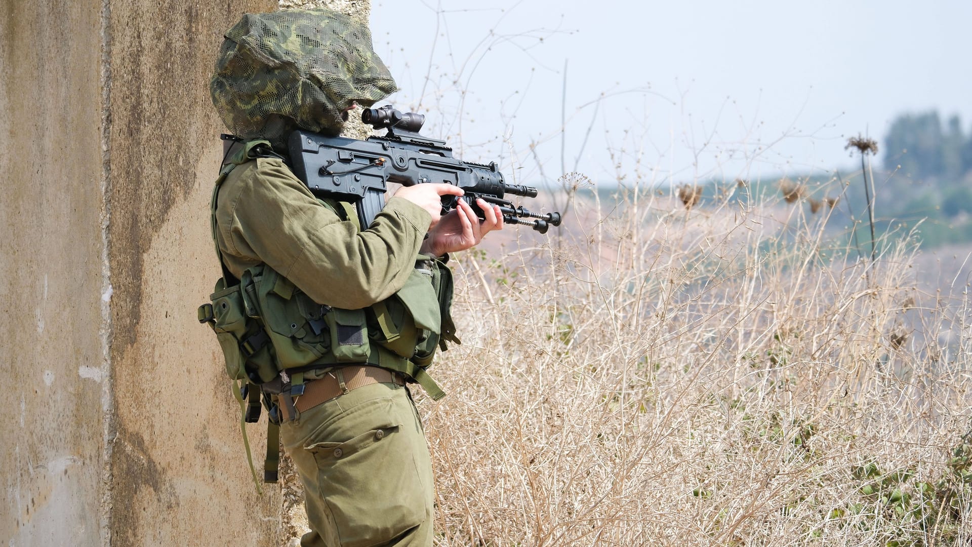 Ein israelischer Soldat bewacht die Grenze zum Libanon: Nach dem Terrorangriff der Hamas fürchtet die israelische Armee auch Angriffe der Hisbollah.