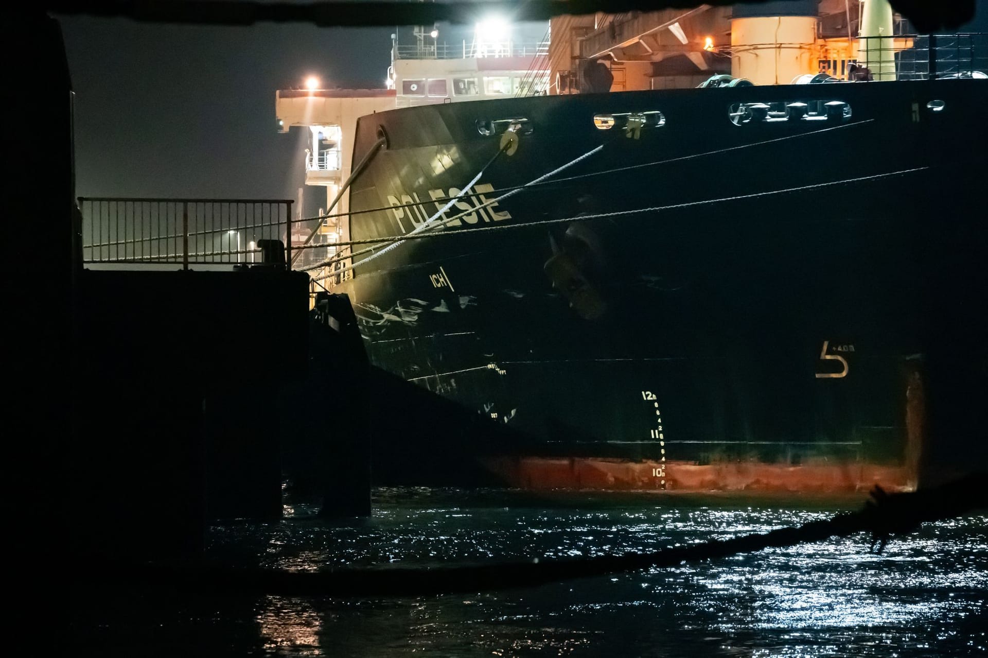 Cuxhaven: Schäden am Rumpf des Frachtschiffs «Polesie». Das Schiff liegt mittlerweile im Hafen von Cuxhaven.