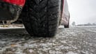 Mit dem Auto durch den Winter: Welche Reifen im Ausland benötigt werden, ist sehr unterschiedlich geregelt.