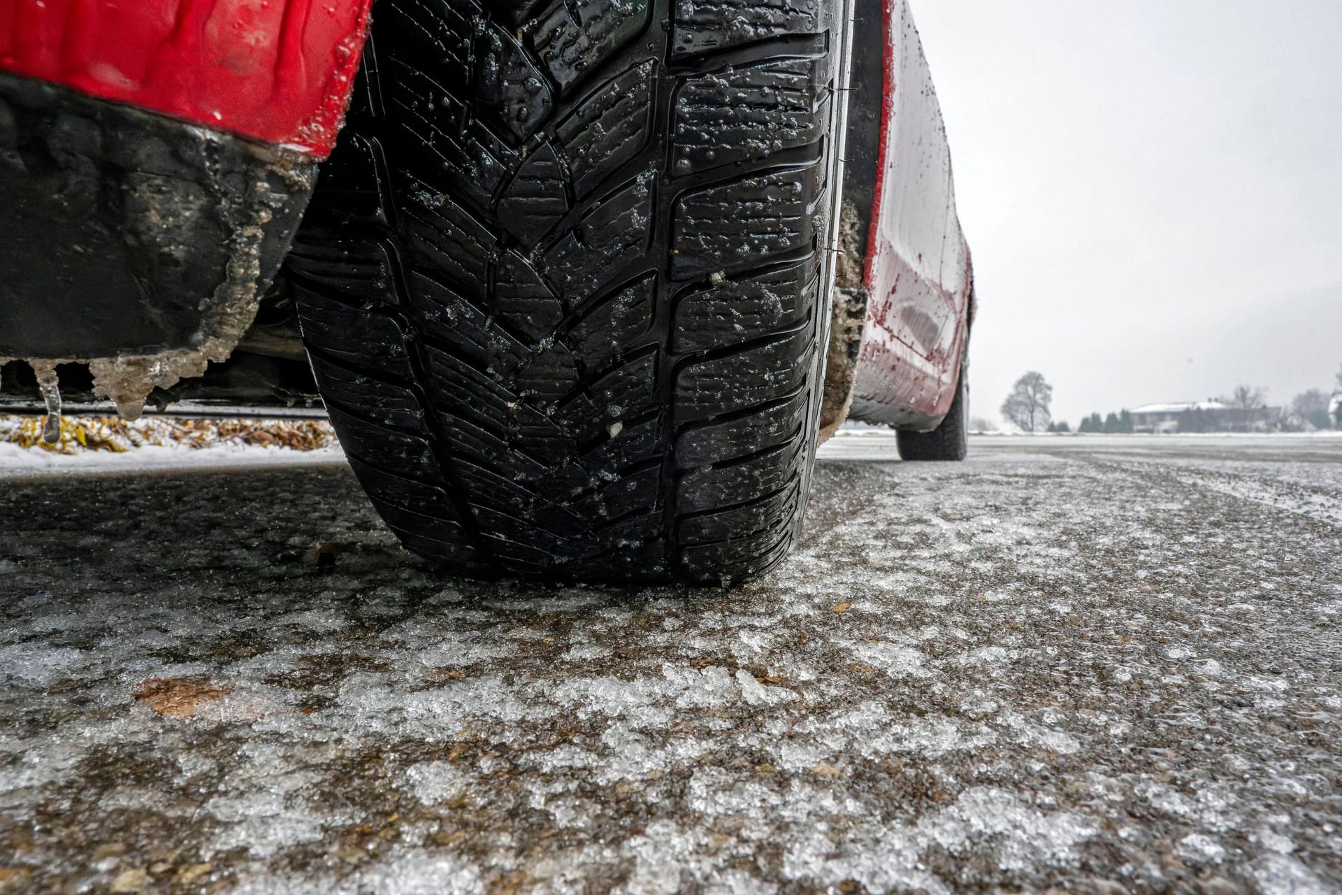 Mit dem Auto durch den Winter: Welche Reifen im Ausland benötigt werden, ist sehr unterschiedlich geregelt.