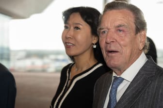 Feierlichkeiten in Hamburg: Gerhard Schröder und Ehefrau beim Tag der Deutschen Einheit 2023