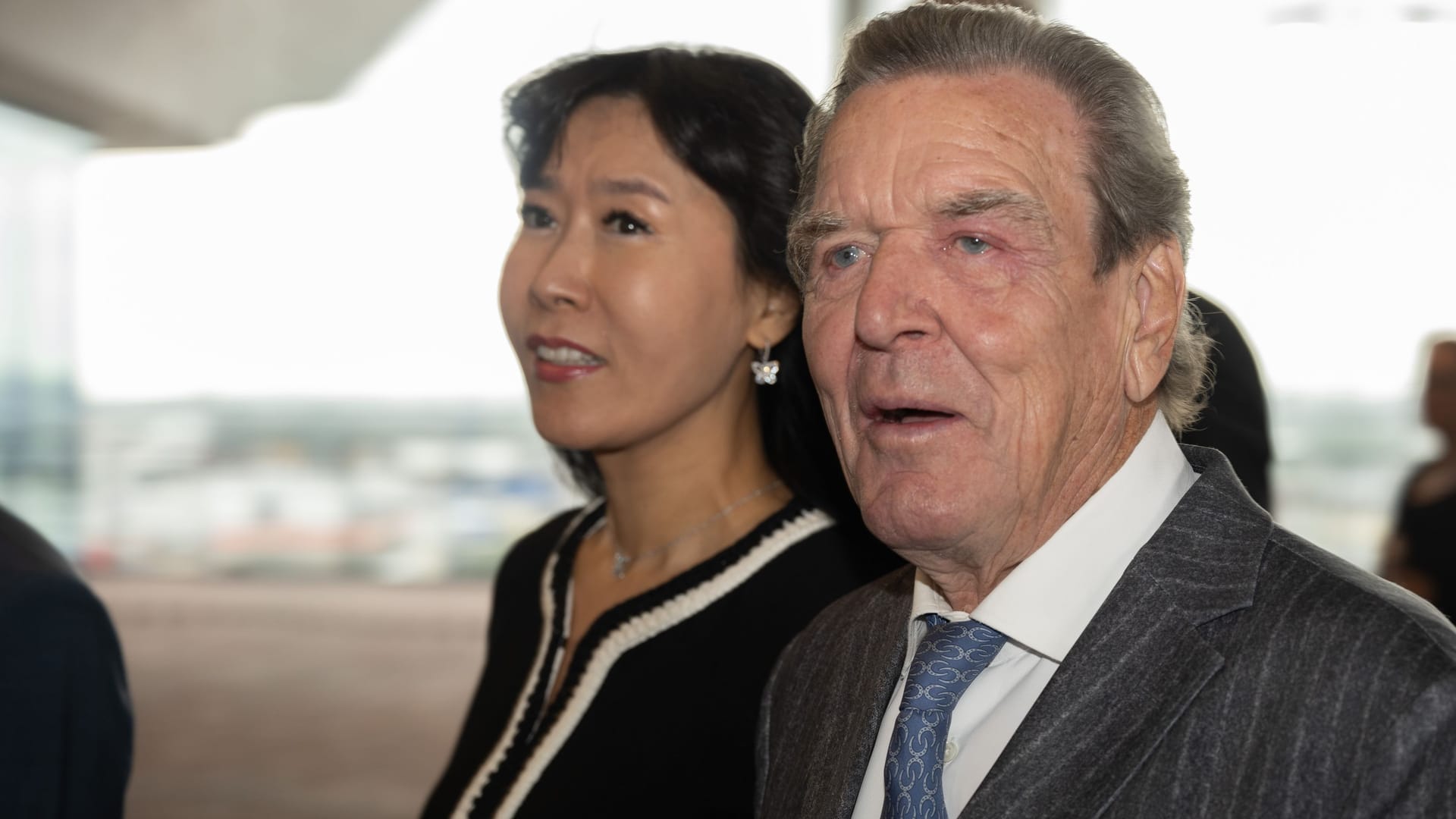 Feierlichkeiten in Hamburg: Gerhard Schröder und Ehefrau beim Tag der Deutschen Einheit 2023