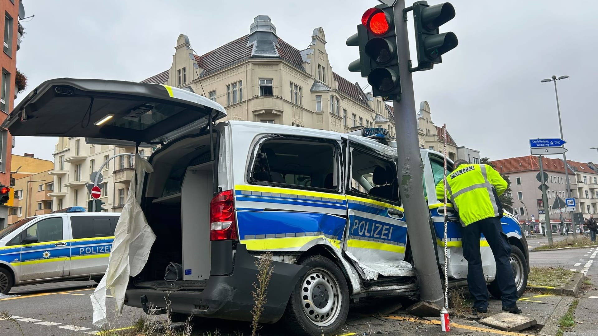 Der zerstörte Polizeiwagen: Bei dem Unfall wurde auch der Ampelmast beschädigt.