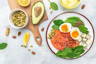 Fisch, Eier oder Avocados enthalten nahezu keine Kohlenhydrate und sind sowohl für eine ketogene als auch proteinreiche Ernährung geeignet.