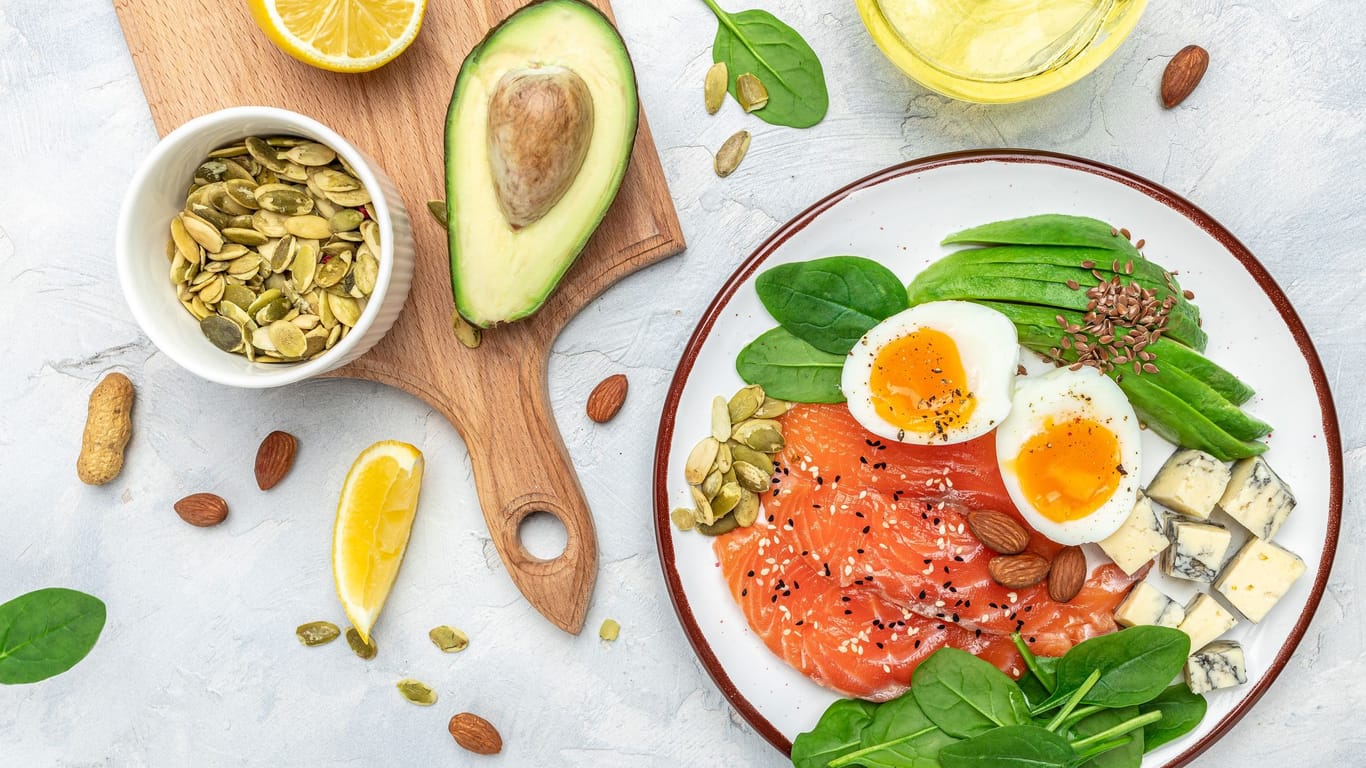 Fisch, Eier oder Avocados enthalten nahezu keine Kohlenhydrate und sind sowohl für eine ketogene als auch proteinreiche Ernährung geeignet.