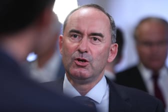 Hubert Aiwanger scheint sich von der Flugblatt-Affäre gut erholt zu haben. Bei der Bayern-Wahl wurde seine Partei zweitstärkste Kraft.