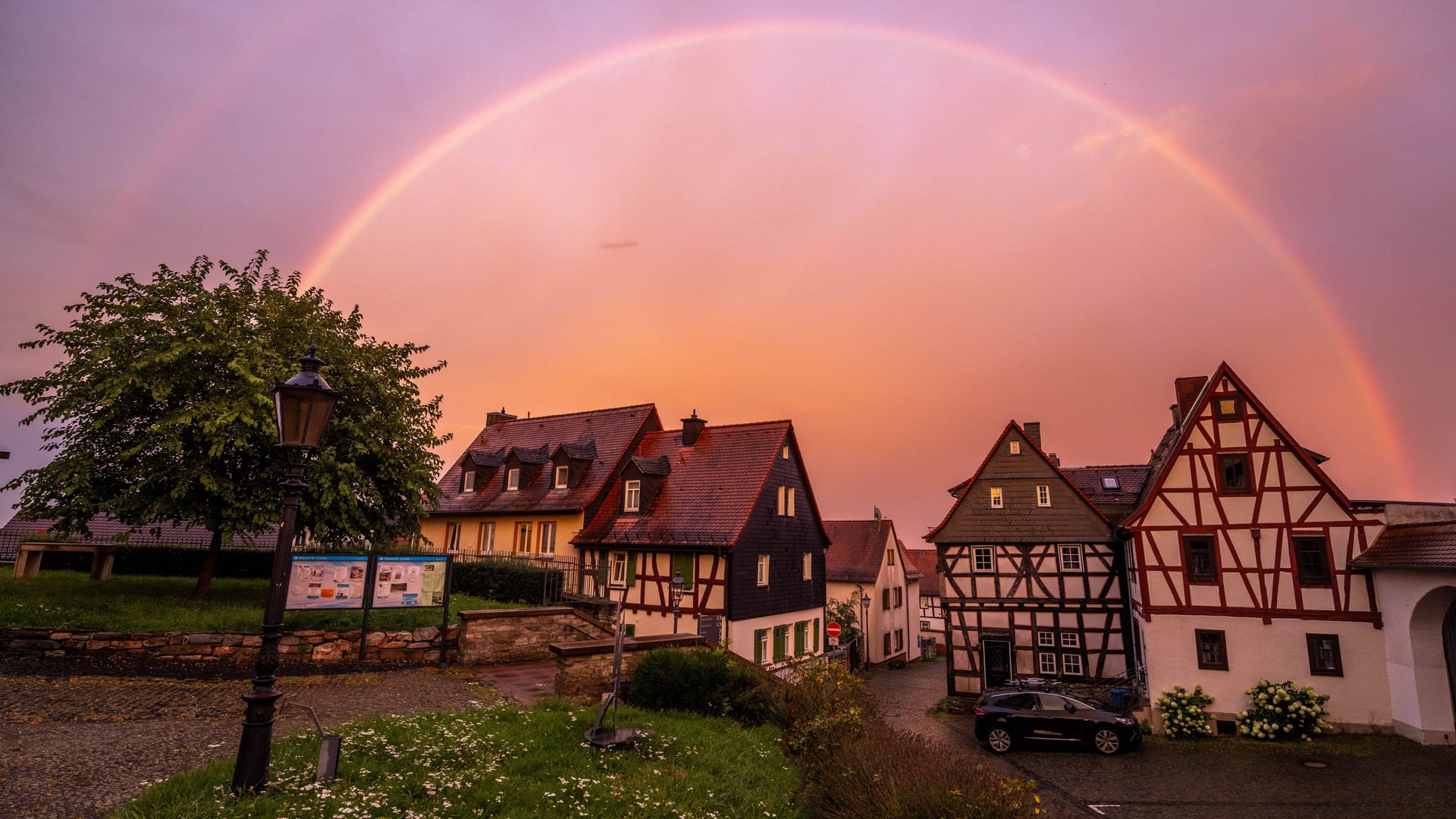 Regenbogen in der Altstadt von Oberursel Hessen: Trotz Regen bleibt es warm.