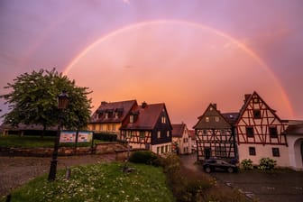 Regenbogen in der Altstadt von Oberursel Hessen: Trotz Regen bleibt es warm.