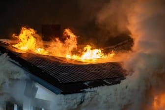 Haus brennt komplett nieder: Eine auf dem Dach montierte Photovoltaik-Anlage erschwerte nach Angaben der Feuerwehr zwar die Löscharbeiten, Hinweise auf einen Zusammenhang mit der Brandursache haben sich bislang nicht ergeben.