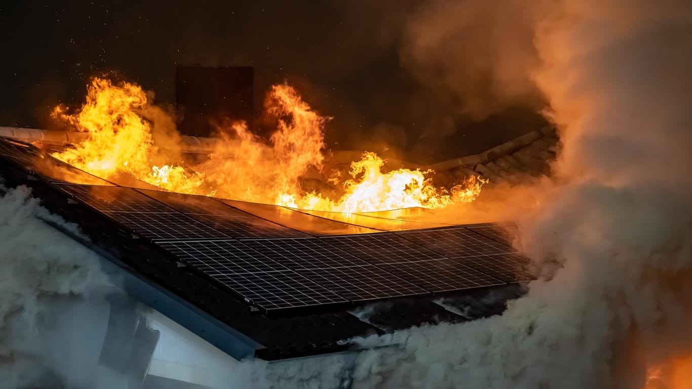 Haus brennt komplett nieder: Eine auf dem Dach montierte Photovoltaik-Anlage erschwerte nach Angaben der Feuerwehr zwar die Löscharbeiten, Hinweise auf einen Zusammenhang mit der Brandursache haben sich bislang nicht ergeben.