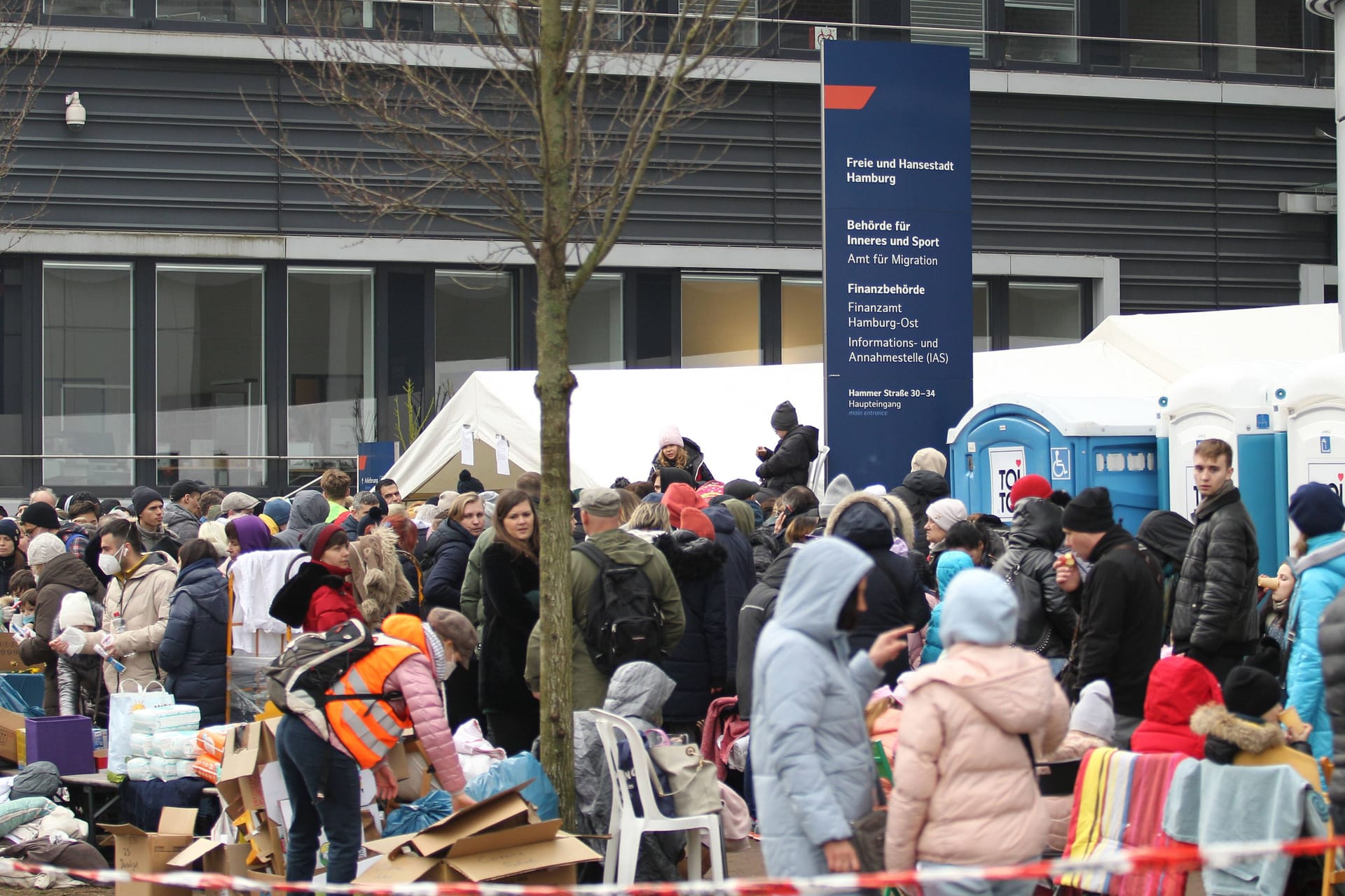 Geflüchtete aus der Ukraine warten vor dem Hamburger Amt für Migration (Archivbild): Im Gegensatz zu anderen Geflüchteten können Menschen aus der Ukraine in Deutschland einfacher in Arbeit kommen.