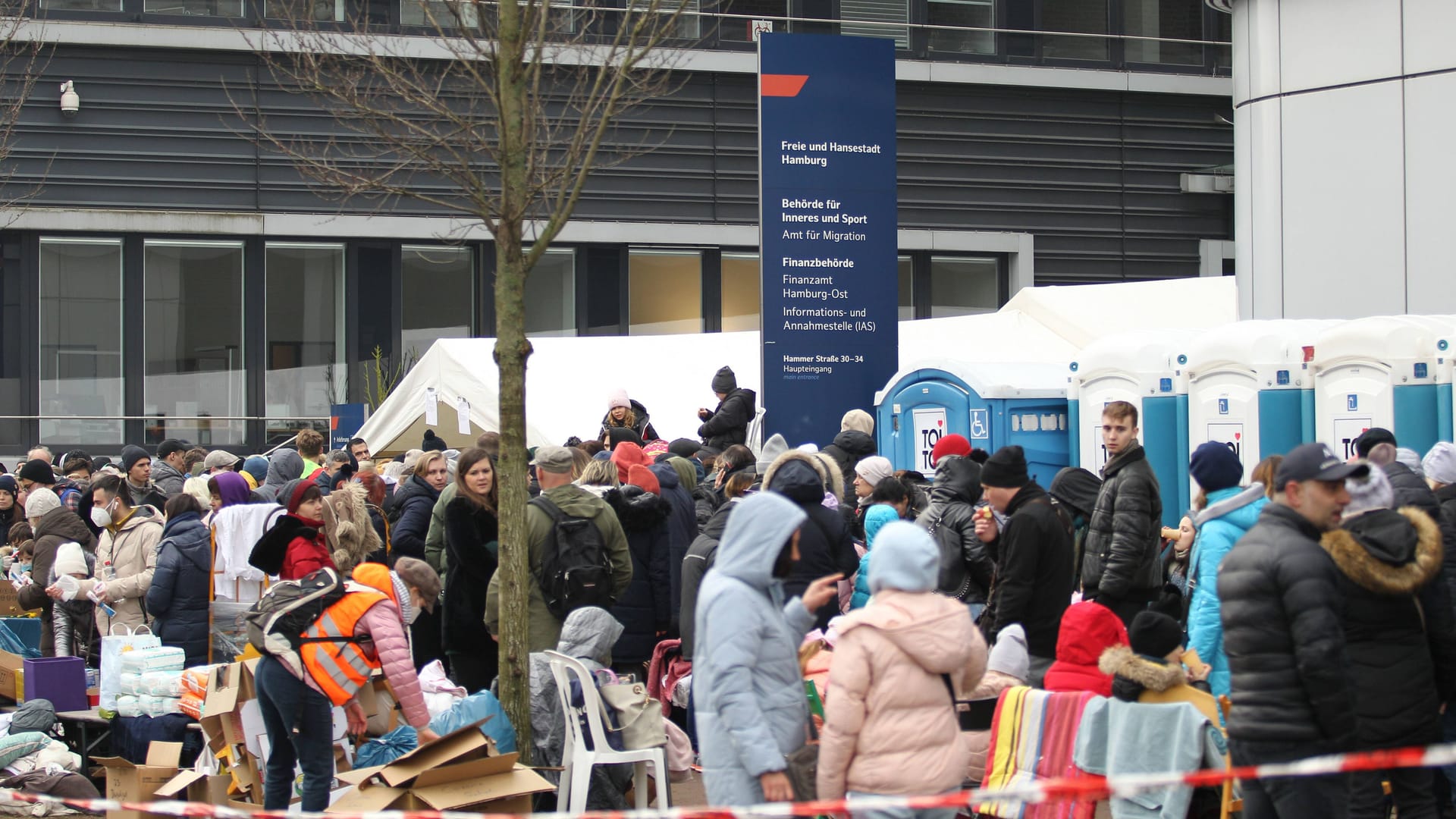 Geflüchtete aus der Ukraine warten vor dem Hamburger Amt für Migration (Archivbild): Im Gegensatz zu anderen Geflüchteten können Menschen aus der Ukraine in Deutschland einfacher in Arbeit kommen.